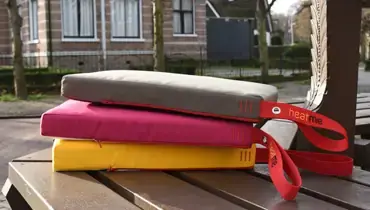 Confort hivernal en terrasse extérieure avec coussin chauffant autonome blanc