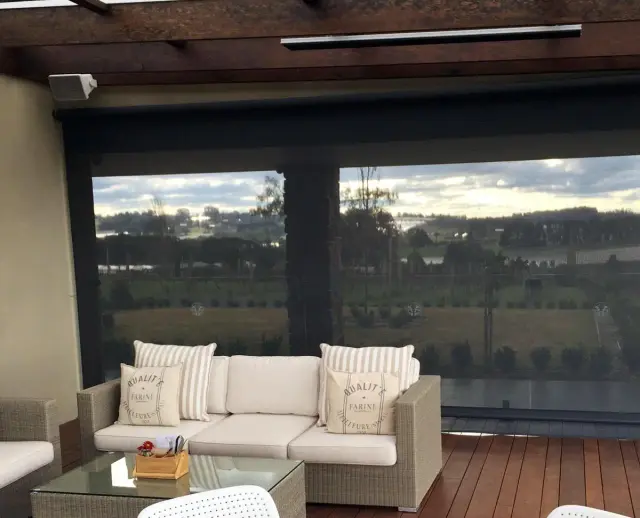 Radiateur infrarouge design Heatstrip 2400 en situation sur une terrasse contemporaine