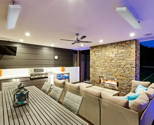 Radiateur infrarouge extérieur Heatstrip Elegance 2400W intégré sous le plafond clair d'une véranda