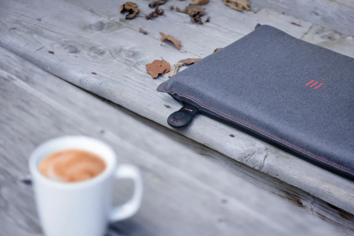 Coussin chauffant sans fil heatme sur une terrasse extérieure